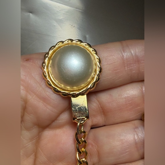 Vintage Faux Pearl & Gold Tone Sweater Guard Cardigan Clip - Picture 3 of 9